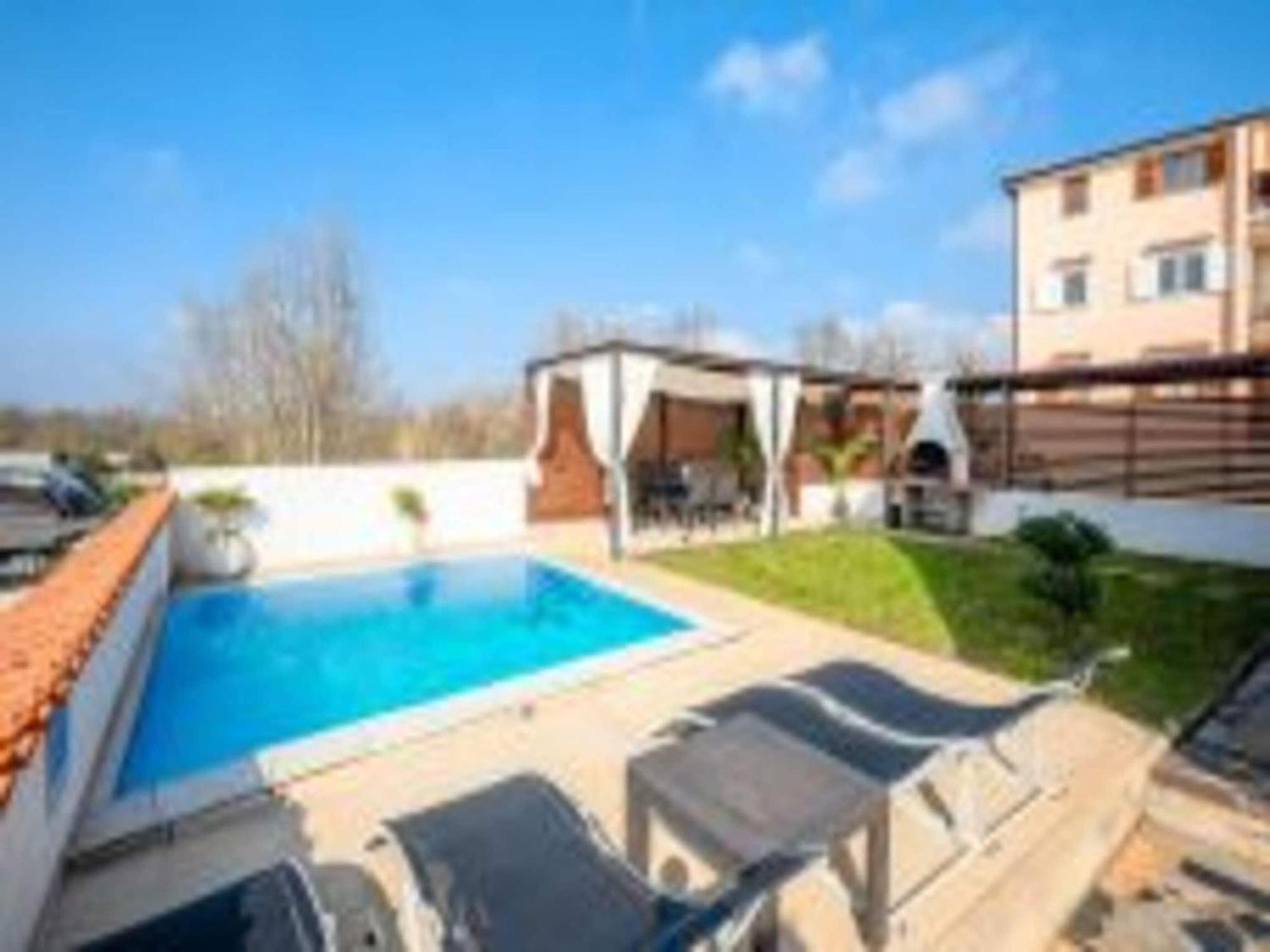 Beautiful With Parking Space Apartment *